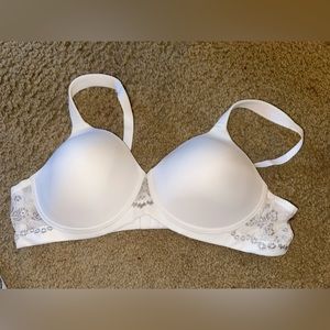 2 Leading ladies bras never worn one is 46b, and other is 44a
